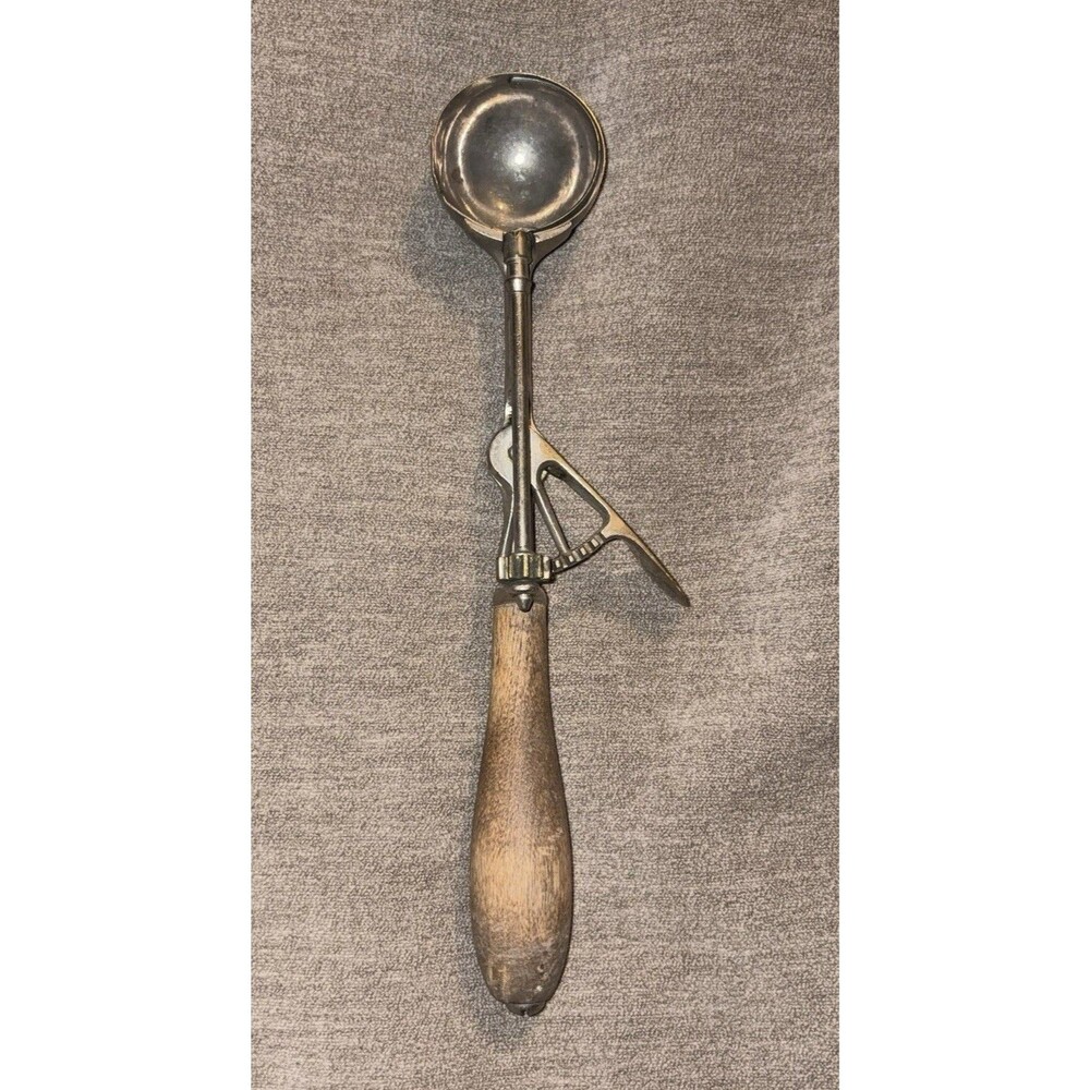 Vintage Silver Gilchrist NO 31 Wooden Handle Ice Cream Scoop Size 24